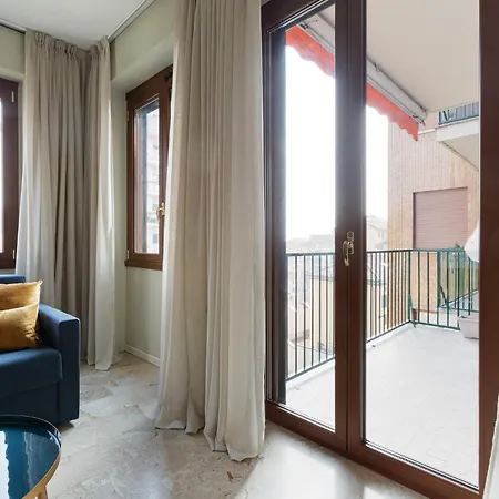 Guesthost - Naba Elegant & Spacious With 3 Balconies מילאנו