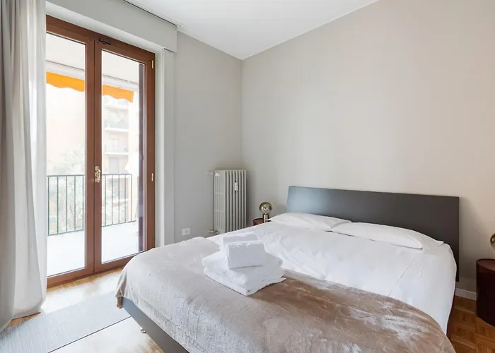 Guesthost - Naba Elegant & Spacious With 3 Balconies Apartment