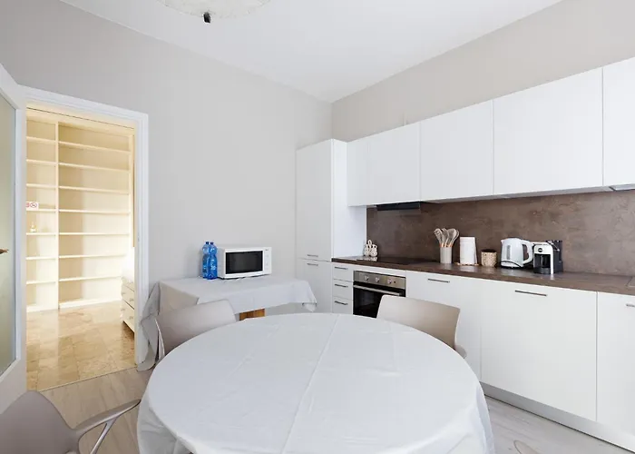 Guesthost - Naba Elegant & Spacious With 3 Balconies Milan